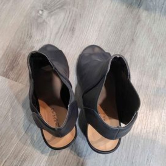 Black open toe bootie - Picture 2 of 4